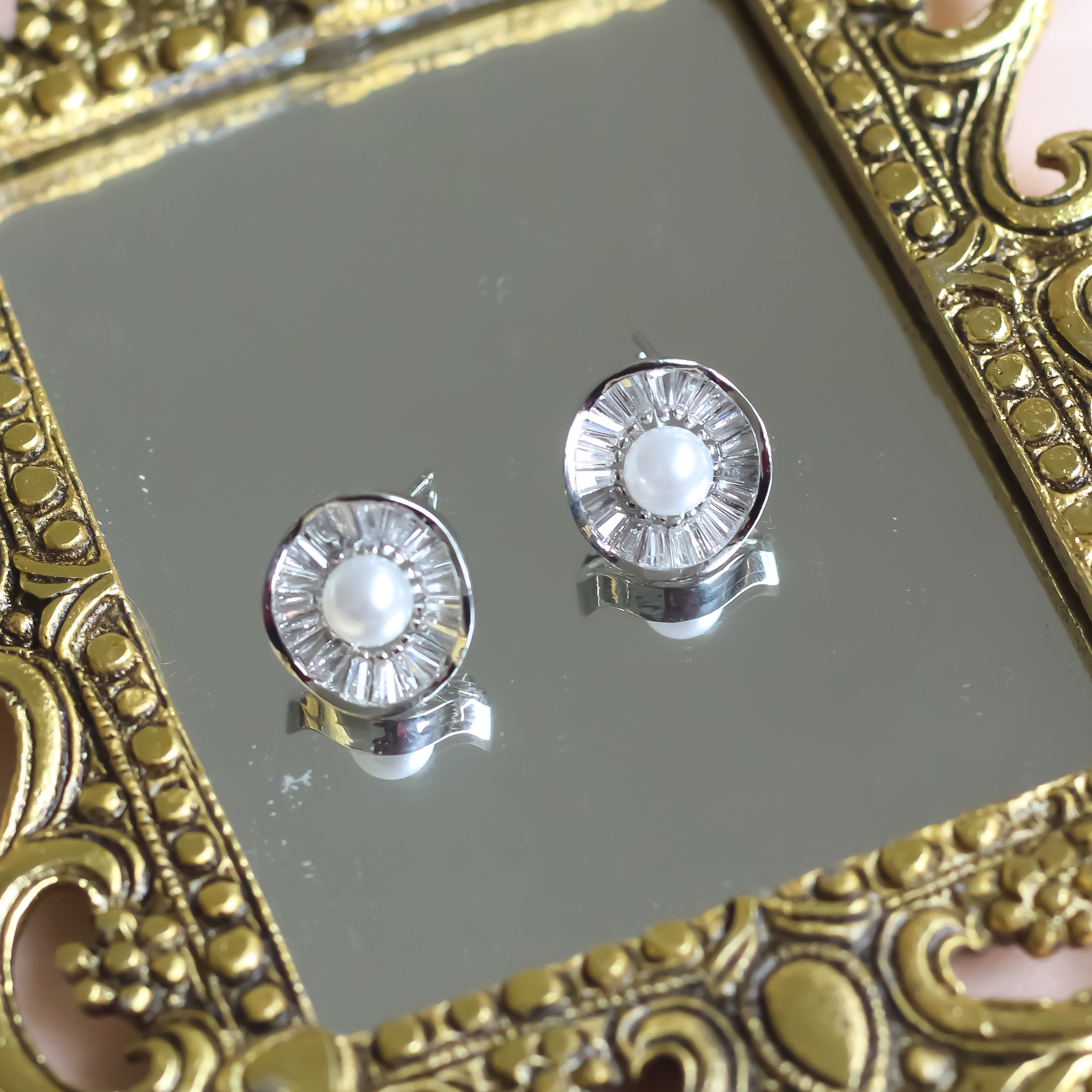 Pearl Daisy Studs